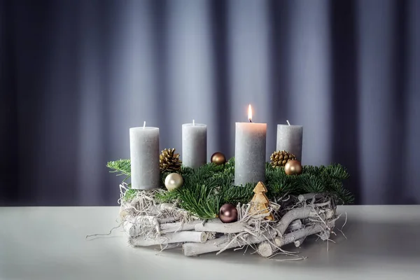 Erster Advent Mit Brennender Kerze Auf Einem Kranz Aus Weiß — Stockfoto