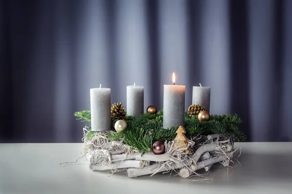 Första Advent Med Ett Brinnande Ljus Krans Vitmålat Trä Gran — Stockfoto