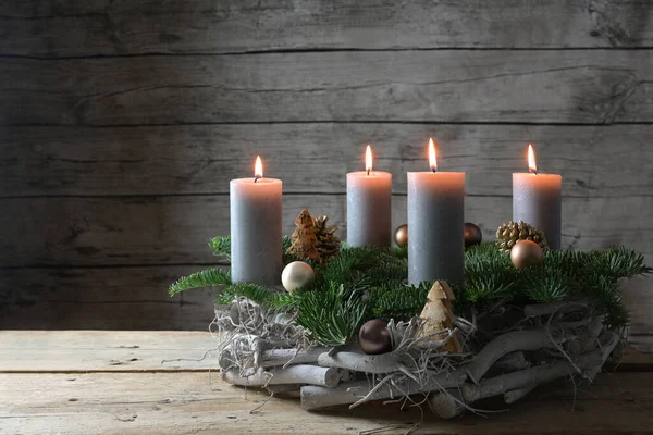 Rustikaler Adventskranz Aus Holz Tannenzweigen Und Weihnachtsdekoration Mit Vier Brennenden — Stockfoto