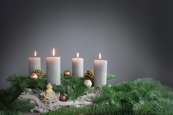 四支蜡烛燃着 在冷杉树枝上的第四女修道院 圣诞装饰为灰色背景 复制空间 选定的焦点 狭窄的田野深度 — 图库照片