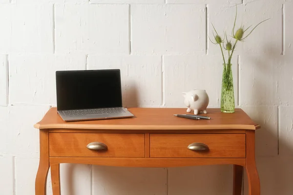 Piccolo Tavolo Vintage Legno Con Laptop Salvadanaio Vaso Fiori Contro — Foto Stock