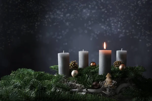 Erster Advent Mit Einer Brennenden Kerze Auf Tannenzweigen Mit Weihnachtsdekoration — Stockfoto