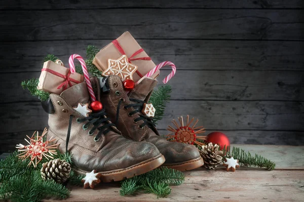 Παλιές Μπότες Πεζοπορίας Γεμάτες Γλυκά Δώρα Και Χριστουγεννιάτικη Διακόσμηση Την — Φωτογραφία Αρχείου