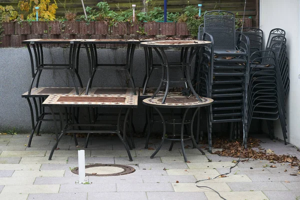 Tavoli Sedie Impilati Sulla Terrazza Del Ristorante Durante Isolamento Causa — Foto Stock