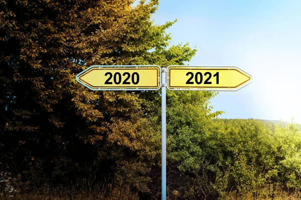 与2020年和2021年文本相反的黄色路标 指向光明的未来 新年理念 复制空间 — 图库照片