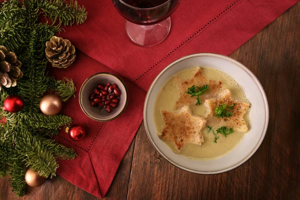 Sopa Crema Con Croutons Forma Estrella Guarnición Perejil Semillas Granada —  Fotos de Stock