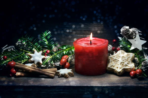 Rote Brennende Kerze Lebkuchen Hagebutten Zweige Und Zapfen Als Weihnachts — Stockfoto