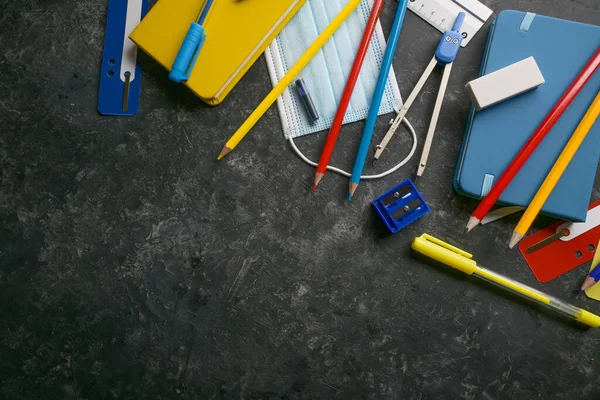 Material Escolar Artigos Papelaria Coloridos Uma Máscara Cirúrgica Contra Coronavírus — Fotografia de Stock