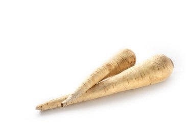 Beyaz arka planda gölgelerle izole edilmiş iki çiğ organik yaban havucu kökü, sağlıklı sebzeler, kopyalama alanı, seçilmiş odak, dar alan