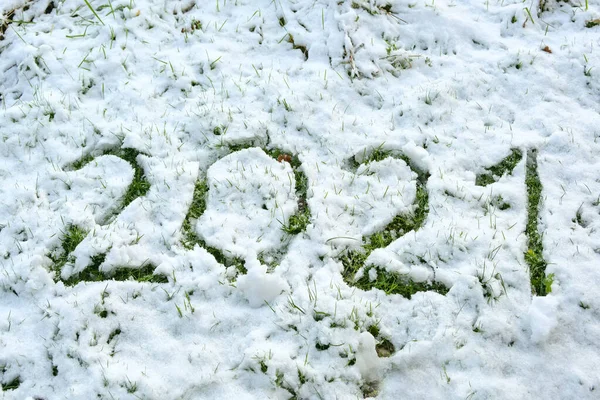 2021年的数字写在草坪上薄薄的雪中 所以草成了看得见的 新年的概念或贺卡 精选的焦点 狭窄的田野深度 — 图库照片