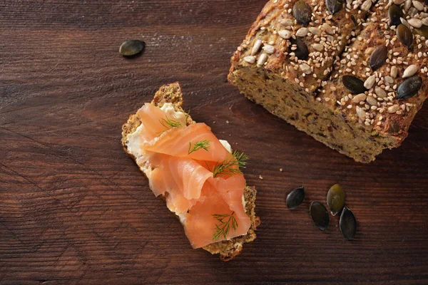 Saludable Bajo Carbohidratos Pan Harina Altramuz Semillas Calabaza Con Salmón —  Fotos de Stock