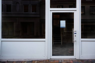 Coronavirus krizi sırasında kapalı pencereli dükkan covid-19 salgınından dolayı uzun süre kapalı kaldıktan sonra, kopyalama alanı