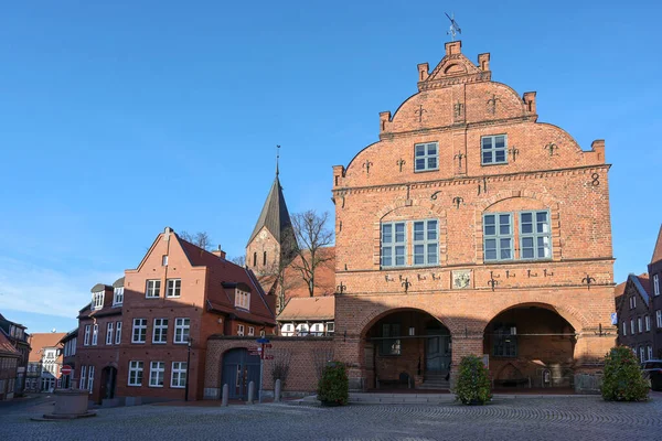 Marknadsplats Staden Gadebusch Med Medeltida Stadshus Och Kyrka Rött Tegel — Stockfoto