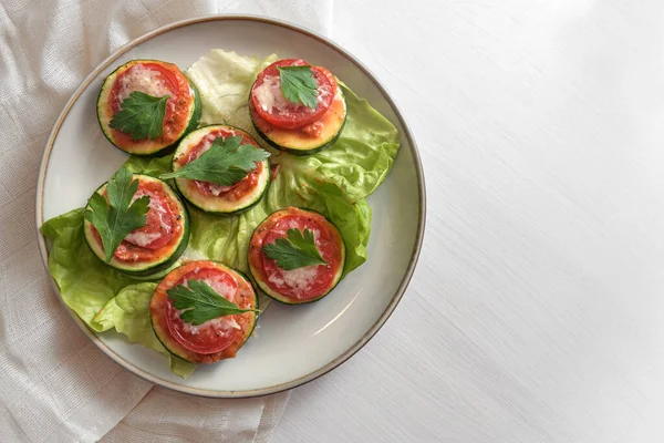 Mini Pizza Przekąska Piekarnika Plasterki Cukinii Pieczone Pomidor Ser Parmezan — Zdjęcie stockowe