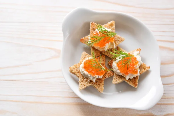 Canapés Com Caviar Vermelho Pão Torrado Forma Estrela Com Creme — Fotografia de Stock