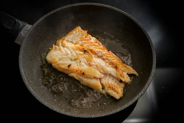 Filete Pescado Bacalao Salteado Mantequilla Una Sartén Estufa Enfoque Seleccionado — Foto de Stock