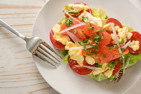 Salmón Ahumado Huevos Revueltos Con Cebolla Perejil Adornan Pan Comida —  Fotos de Stock