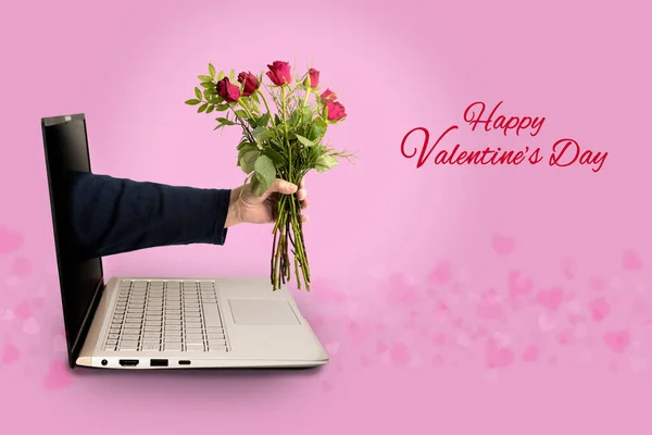 Рука Чоловіка Букетом Троянд Виходить Екрану Ноутбука Текст Happy Valentines — стокове фото