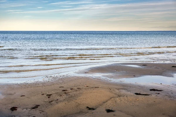 湿润的沙滩 平静的海浪 俯瞰着德国北部波罗的海的地平线 复制空间 选定焦点 狭窄的野外深度 — 图库照片
