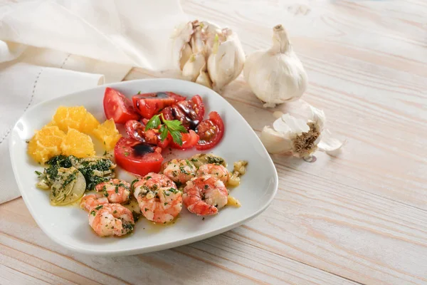 Appetizer Plate Fried Shrimps Sauteed Herb Garlic Tomato Salad Marinated — Stock Photo, Image