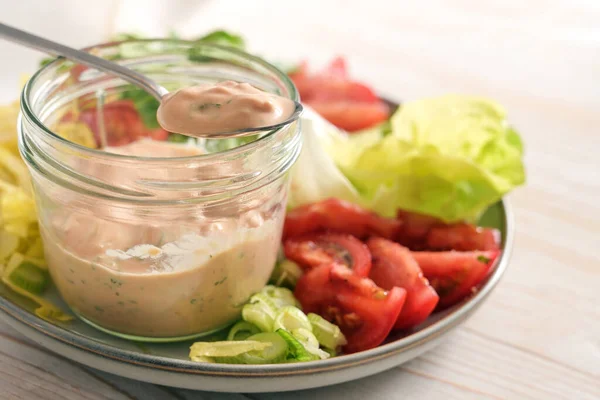 Condimento Insalata Skyr Cucchiaio Barattolo Vetro Piatto Con Fette Lattuga — Foto Stock