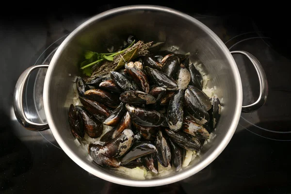 Musslor Kruka Med Lök Och Örter Svart Sove Matlagning Läcker — Stockfoto