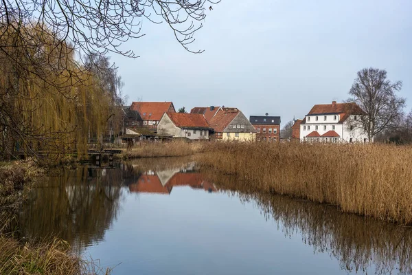 Mühlenteich Und Alte Häuser Mit Spiegelung Der Kleinstadt Rehna Mecklenburg — Stockfoto