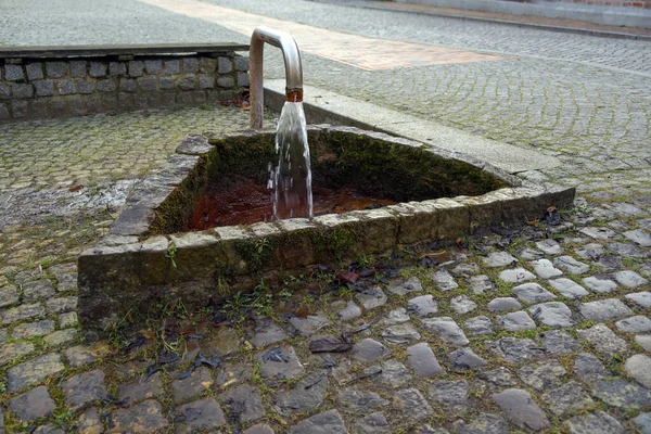 Molen Fontein Met Stromend Ijzerhoudend Water Gebouwd Een Kasseiplein Oude — Stockfoto