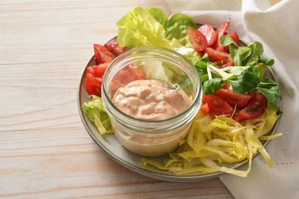 Tarro Vidrio Con Aderezo Cremoso Skyr Plato Con Ensalada Cruda —  Fotos de Stock