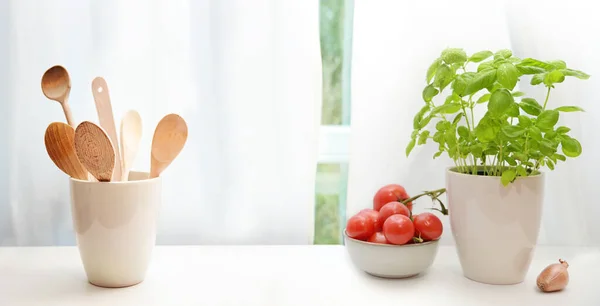厨房窗台 装饰有盆栽罗勒植物 木制烹饪勺子 西红柿碗和白幕下的洋葱 复制空间 宽格式 精选焦点 — 图库照片