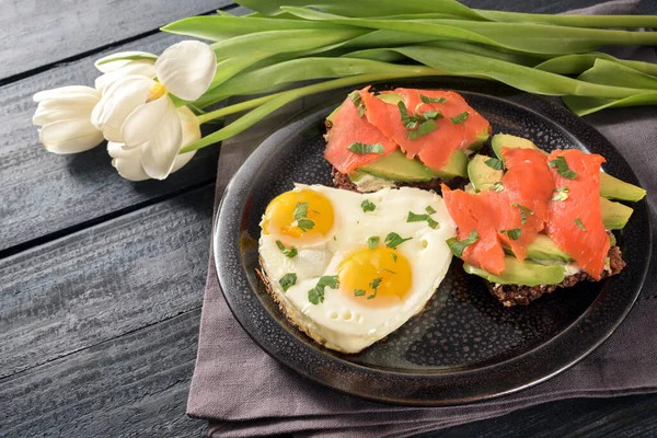 Repas Romantique Avec Amour Oeufs Frits Forme Coeur Sandwichs Avocat — Photo