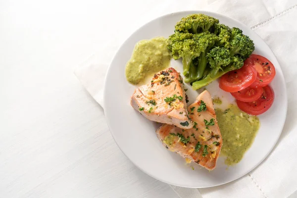 Friska Låg Kolhydratkost Måltid Med Stekt Tonfisk Filé Broccoli Tomater — Stockfoto