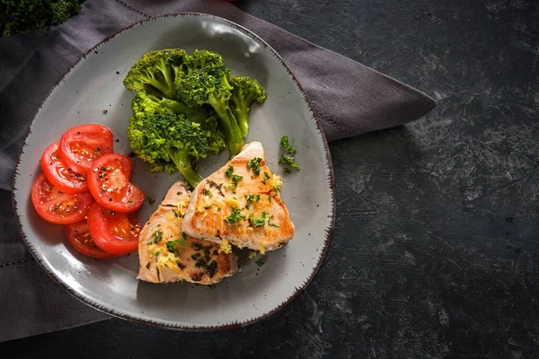Gebratener Thunfisch Mit Brokkoli Und Tomaten Auf Grauem Teller Und — Stockfoto