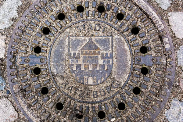 Αμμώδες Κάλυμμα Φρεατίου Οικόσημο Της Πόλης Ratzeburg Λιθόστρωτο Δρόμο Θέα — Φωτογραφία Αρχείου