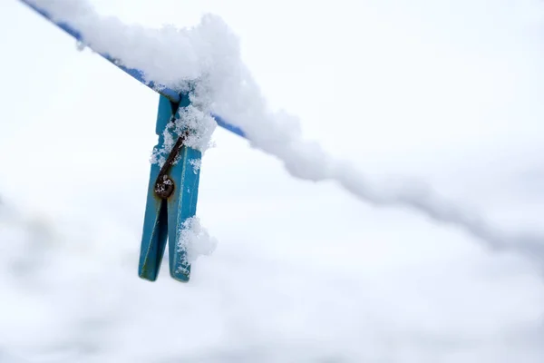 Roupa Azul Peg Coberto Com Neve Pendurada Varal Inverno Espaço — Fotografia de Stock