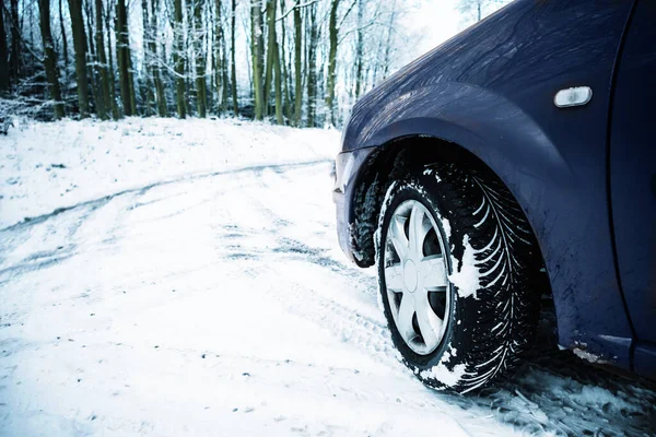 Teil Eines Autos Auf Einer Schneebedeckten Landstraße Gefahr Durch Glätte — Stockfoto