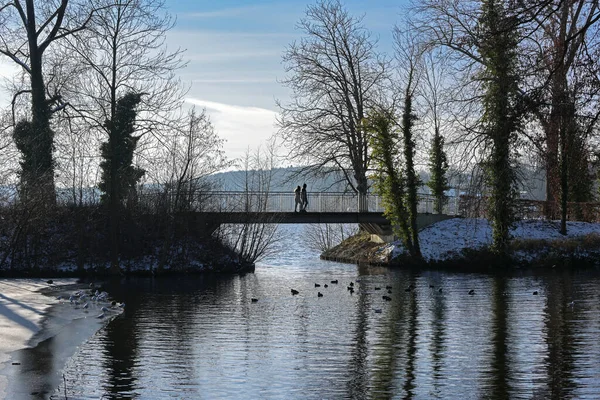 Winterlandschaft Mit Fußgängerbrücke Über Eine Passage Zwischen Seen Zwei Menschen — Stockfoto