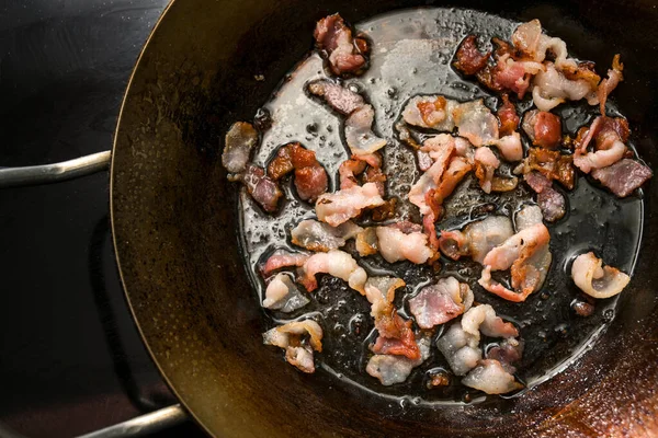 Daging Cincang Renyah Digoreng Dalam Wajan Besi Kompor Hitam Ruang — Stok Foto