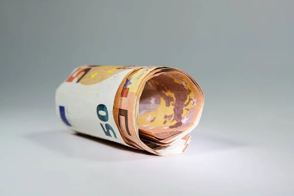 50ユーロ紙幣は コピースペース 金融概念 選択された焦点 フィールドの狭い深さを持つ灰色の背景にロールにロールアップ — ストック写真