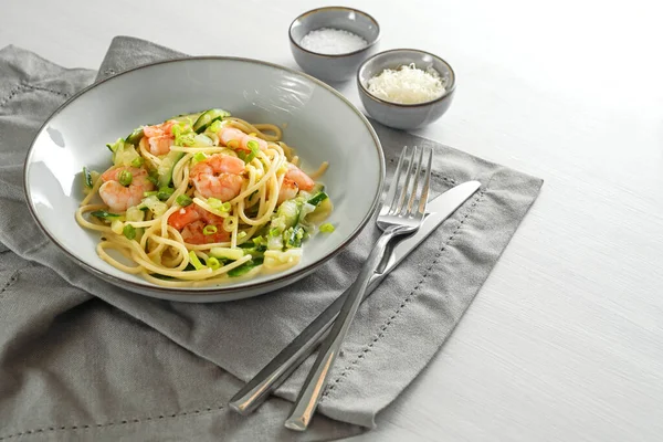 Espaguetis Con Calabacines Cebolletas Langostinos Plato Gris Sobre Una Mesa —  Fotos de Stock