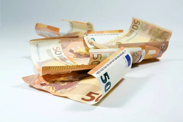 Einige Zerknüllte Euro Scheine Die Zufällig Auf Einem Hellgrauen Hintergrund — Stockfoto