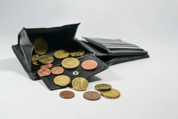 Cartera Cuero Vacía Con Unas Monedas Euro Concepto Dinero Pobre — Foto de Stock