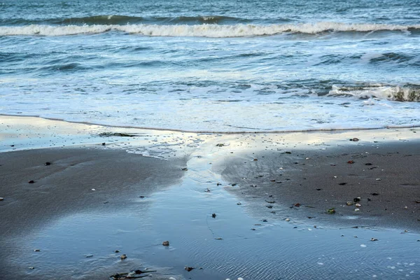 Meeresstrand Mit Blauen Wellen Und Flachem Wasser Auf Dem Nassen — Stockfoto