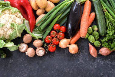 Koyu gri arka planda çeşitli sağlıklı sebzeler, fitness diyeti ve zayıflama için gıda konsepti, fotokopi alanı, yukarıdan yüksek açılı görüş, seçilmiş odaklanma