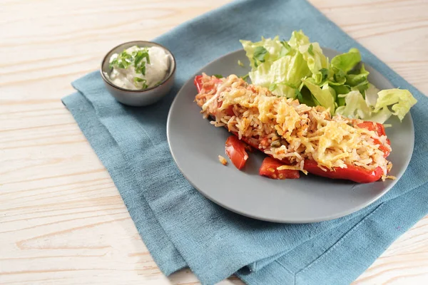 Sült Hegyes Paprika Rizzsel Tonhallal Paradicsommal Sajttal Töltött Kék Tányéron — Stock Fotó