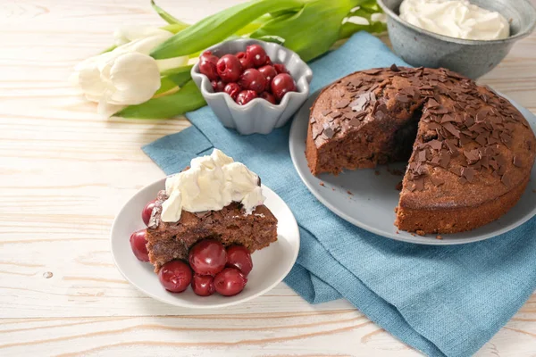 Házi Csokoládé Torta Tálak Morello Cseresznyével Tejszínhabbal Néhány Tulipán Virág — Stock Fotó