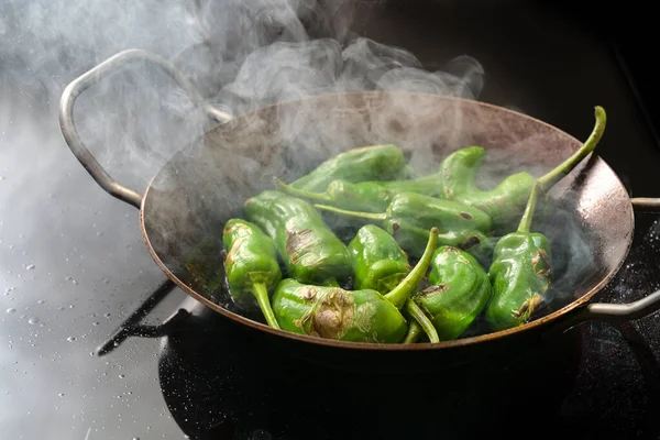 Freír Pimientos Padrón Pimientos Verdes Una Sartén Humeante Sobre Una — Foto de Stock