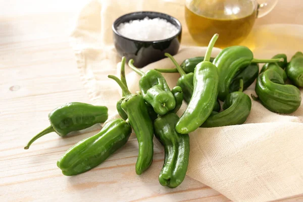 Färsk Grön Pimientos Eller Padron Paprika Olivolja Och Grovt Havssalt — Stockfoto