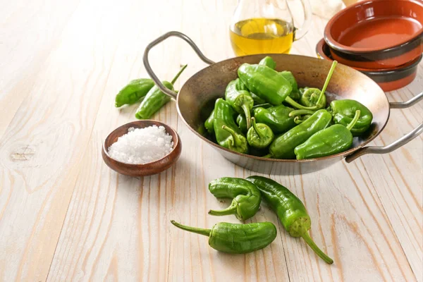 Pimientos Verdes Frescos Pimientos Padrón Sal Marina Aceite Oliva Cuencos — Foto de Stock