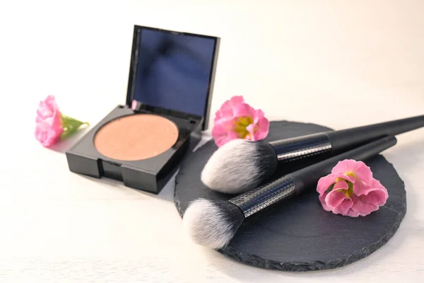 Cosmetic Brushes Slate Make Face Powder Case Pink Flowers White — Stock Photo, Image